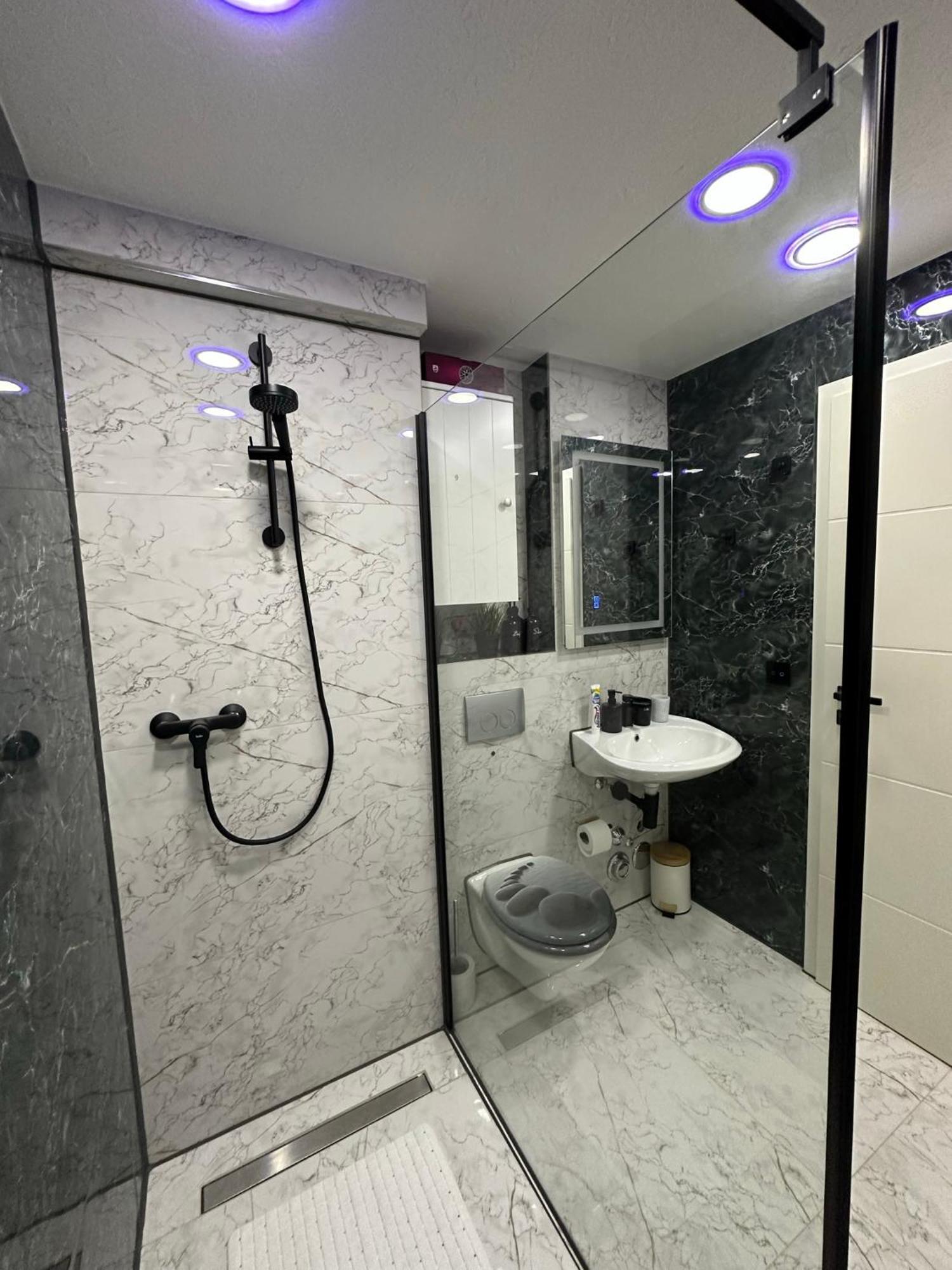 Modern Apartments Neuburg P - Top - 2 Zimmer, Komfort, Balkon, Wi-Fi, Smart Tv, Grosse Dusche, Kueche 노이부르크 안 데어 도나우 외부 사진